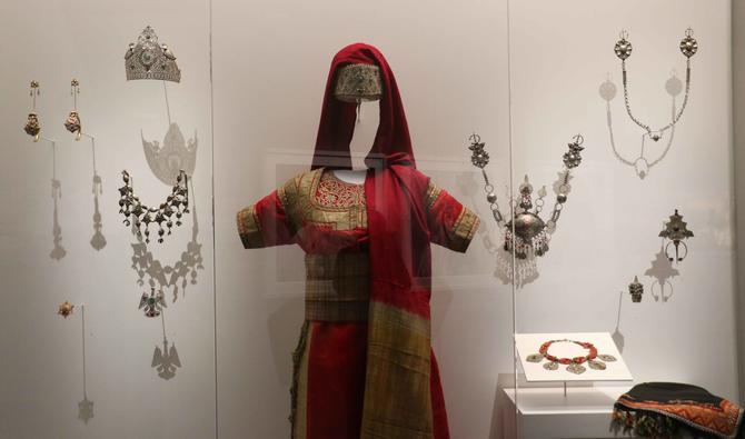 Grande robe de mariée, Rabat, 1900 (Photo Anne Ilcinkas) 