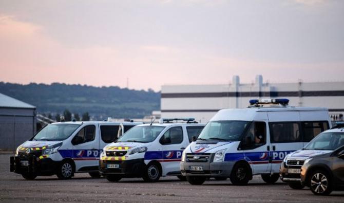 Des véhicules de la police française montent la garde autour de la rade de Cherbourg, le 8 septembre 2021. (Photo, AFP)