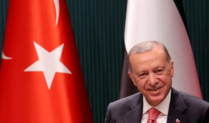 A dix-huit mois de la prochaine élection présidentielle prévue, le président Erdogan semble privilégier la croissance à tout prix, au risque de réduire encore le pouvoir d'achat de ménages déjà sonnés par la hausse de certains produits de base. (Photo, AFP)