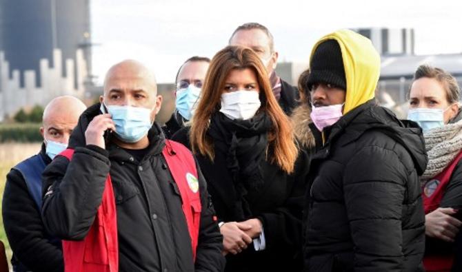 Marlène Schiappa, ministre déléguée à la Citoyenneté, chargée des questions de laïcité, lors de sa visite au camp des migrants une semaine après la catastrophe dans la Manche qui a fait 27 morts parmi les migrants, à Calais le 1er décembre 2021. (Photo, AFP)