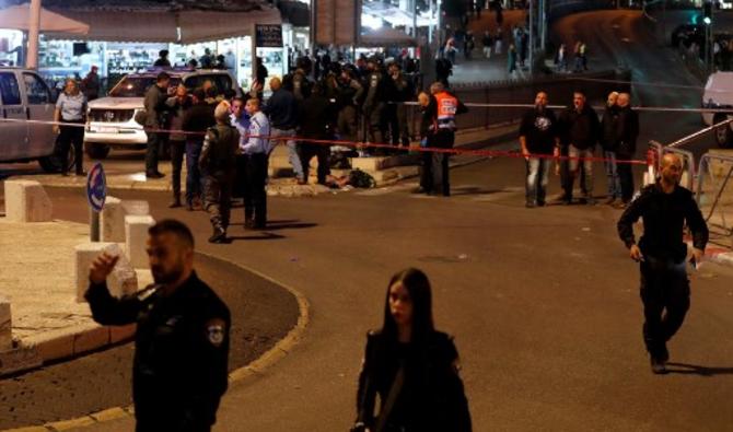 Les forces israéliennes inspectent le corps d'un Palestinien tué par des policiers après avoir poignardé un Israélien le 4 décembre 2021 devant la porte de Damas dans la vieille ville de Jérusalem. (Photo, AFP)