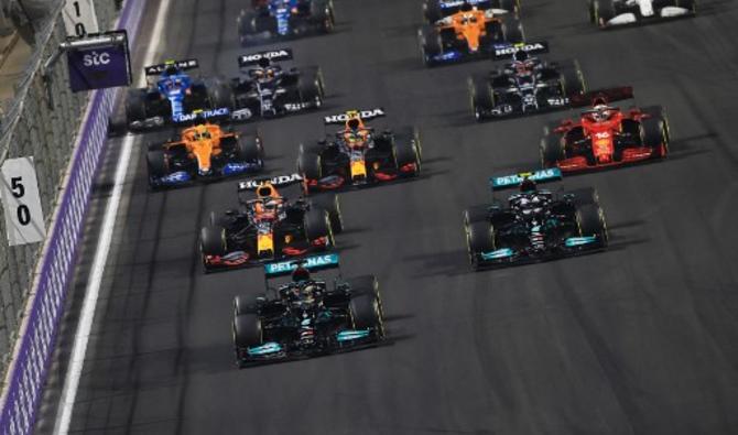 Les pilotes prennent le départ du Grand Prix d'Arabie saoudite de Formule 1 sur le circuit de la corniche de Djeddah, le 5 décembre 2021. (Photo, AFP)