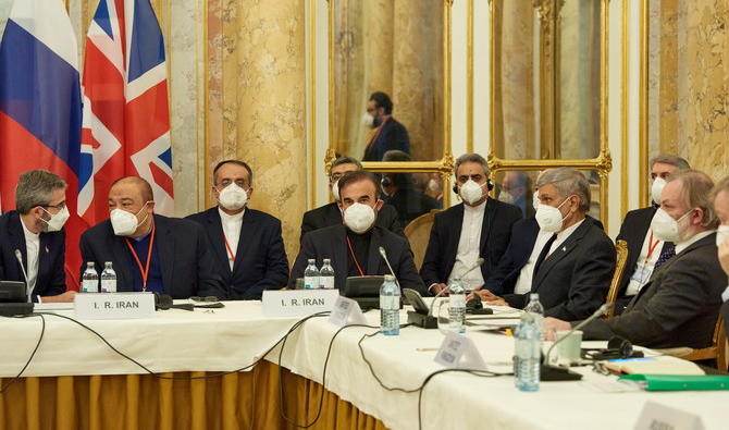 Le négociateur en chef iranien sur le nucléaire, Ali Bagheri Kani, et des membres de la délégation iranienne attendant le début d'une réunion de la commission mixte du PAGC à Vienne. (Fichier/Reuters) 