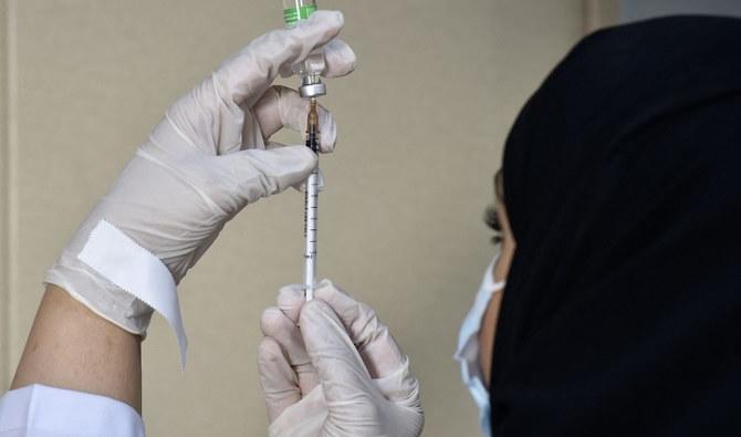 À compter du 1er février 2022, les adultes âgés de 18 ans et plus devront avoir leur dose de rappel afin de conserver leur statut de vaccination complète sur l'application Tawakkalna. (Fichier/AFP) 