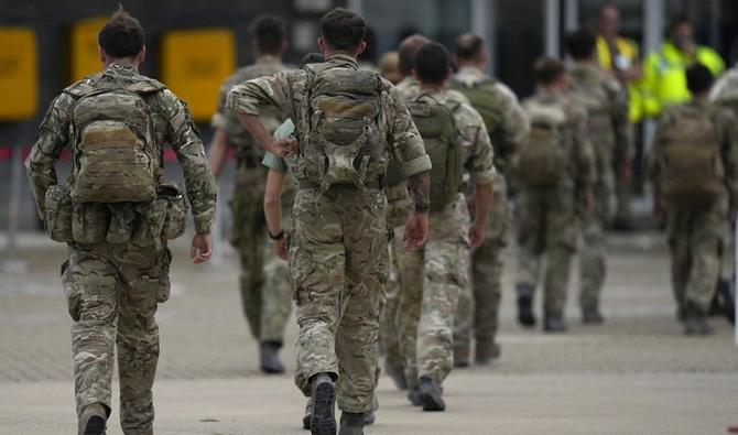 Des membres des forces armées britanniques se rendent à pied à l'aérogare après avoir débarqué d'un avion Royal Airforce Voyager à Brize Norton, dans l'Oxfordshire. (Dossier/AFP) 