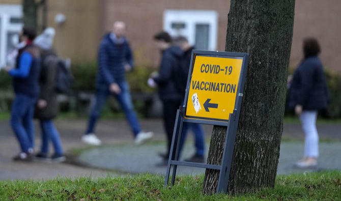 Des gens font la queue dans un centre de vaccination à Londres, le 13 décembre 2021. (Photo, AP)