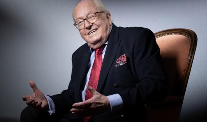 Le fondateur français du parti d'extrême droite Front national (FN) Jean-Marie Le Pen pose pour une photo à son domicile de Saint Cloud, le 14 janvier 2021. (Photo, AFP)