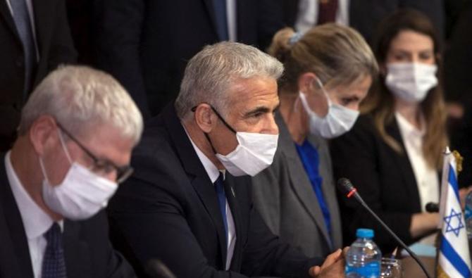 Le ministre des Affaires étrangères Yaïr Lapid et sa délégation rencontrent le ministre égyptien des Affaires étrangères au palais Tahrir au Caire, le 9 décembre 2021. (Photo, AFP)