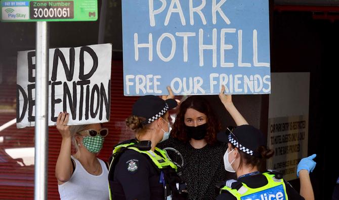 La police monte la garde devant un centre de détention gouvernemental où le champion de tennis serbe Novak Djokovic séjourne à Melbourne le 10 janvier 2022. (Photo, AFP)