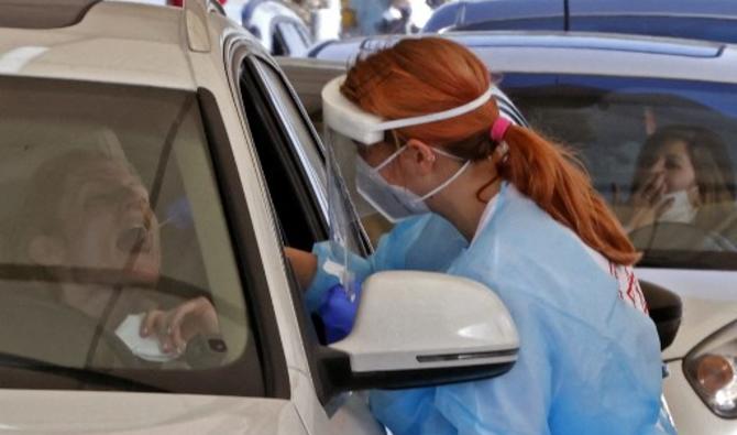 Un ambulancier prélève un échantillon sur écouvillon au centre de dépistage du coronavirus Magen David Adom dans la ville côtière israélienne de Tel-Aviv, le 10 janvier 2022. (Photo, AFP)