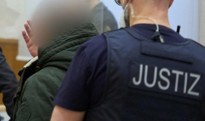 L'accusé, l'ancien officier du renseignement syrien Anwar Raslan (à gauche), est amené à la salle d'audience d'un palais de justice de Coblence, dans l'ouest de l'Allemagne, le 13 janvier 2022. (Photo, AFP)