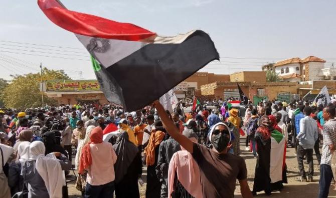 Des manifestants descendent dans les rues de Khartoum, la capitale soudanaise, pour réclamer une transition vers un régime civil. (Photo, AFP)