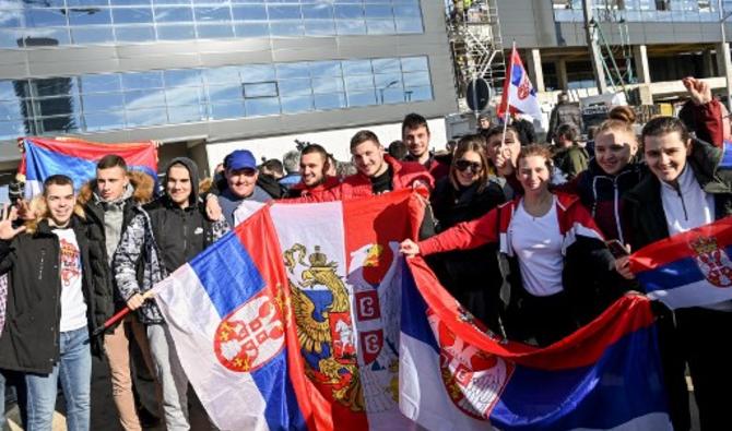 Des dizaines de fans s'étaient massés devant l'aéroport pour accueillir leur idole, agitant avec enthousiasme des drapeaux serbes. (Photo, AFP)