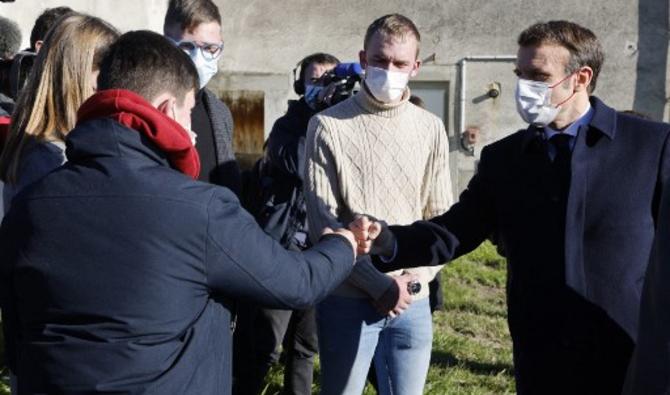 Le président français Emmanuel Macron salue un élève agriculteur lors d'une visite au lycée agricole d'Ahun, le 24 janvier 2022. (Photo, AFP)