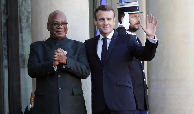Le président français Emmanuel Macron accueille le président malien Ibrahim Boubacar Keïta avant leur rencontre à l'Elysée, Paris, le 12 novembre 2019. (Photo, AP)