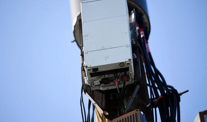 Un appareil cellulaire 5G d’Ericsson sur un poteau électrique. (Photo, AFP) 