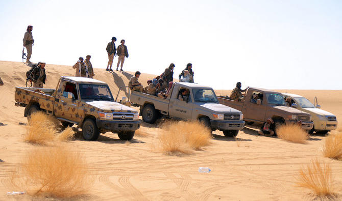 Des combattants fidèles au gouvernement yéménite prennent position sur la ligne de front d'Al-Jawba face à la milice houthie dans la province de Marib, dans le nord-est du pays. (Dossier/AFP) 