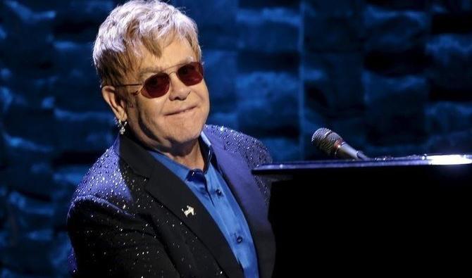 L'icône de la pop Elton John a reporté mardi deux concerts à Dallas après avoir été testé positif à la Covid-19. (Reuters)