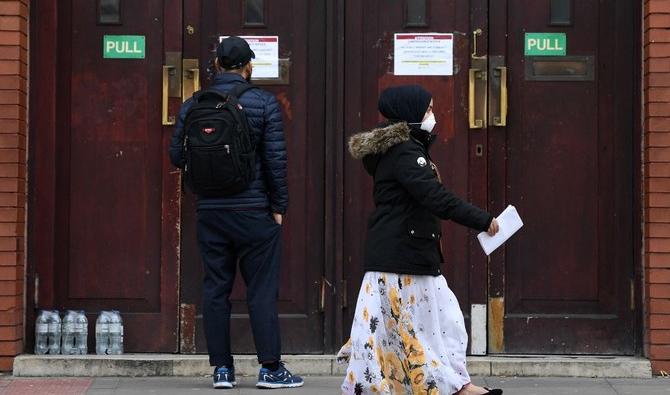 Une femme musulmane passant devant l'entrée de la East London Mosque, à Whitechapel, dans l'est de Londres. (Fichier/AFP) 