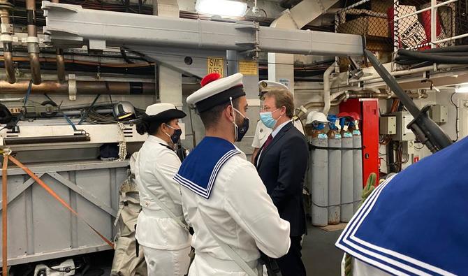 L’ambassadeur de France en Arabie saoudite Ludovic Pouille, à bord du Chevalier Paul, la frégate de défense aérienne française qui a fait escale à Djeddah. (Compte Twitter @ludovic_pouille)