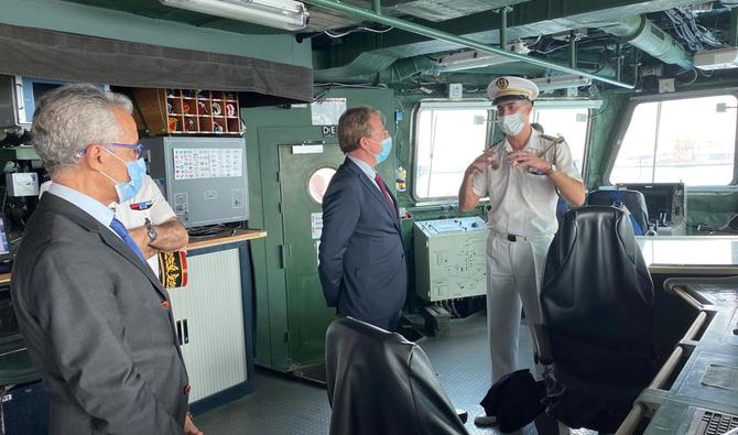 L’ambassadeur de France en Arabie saoudite Ludovic Pouille, à bord du Chevalier Paul, la frégate de défense aérienne française qui a fait escale à Djeddah. (Compte Twitter @ludovic_pouille)