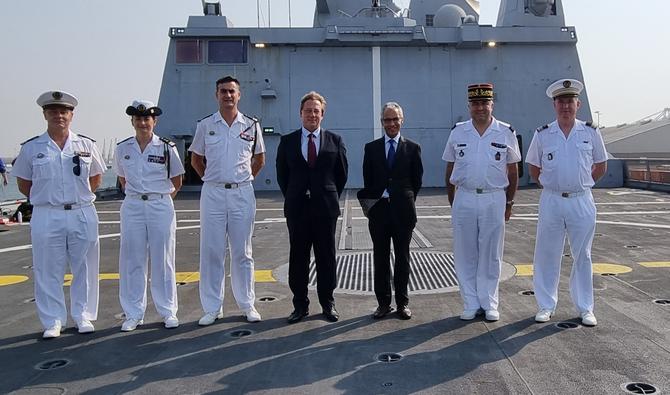 L’ambassadeur de France en Arabie saoudite Ludovic Pouille, à bord du Chevalier Paul, la frégate de défense aérienne française qui a fait escale à Djeddah. (Compte Twitter @ludovic_pouille)