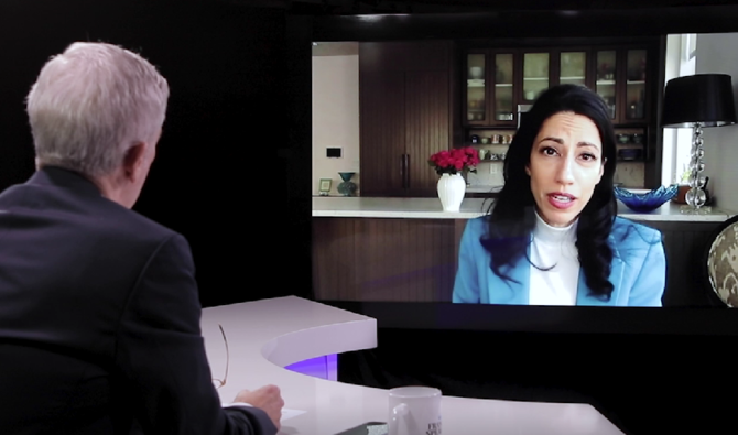 Huma Abedin, directrice du cabinet de la candidate démocrate, Hillary Clinton, se confie en toute sincérité à «Frankly Speaking». (Capture d'écran)