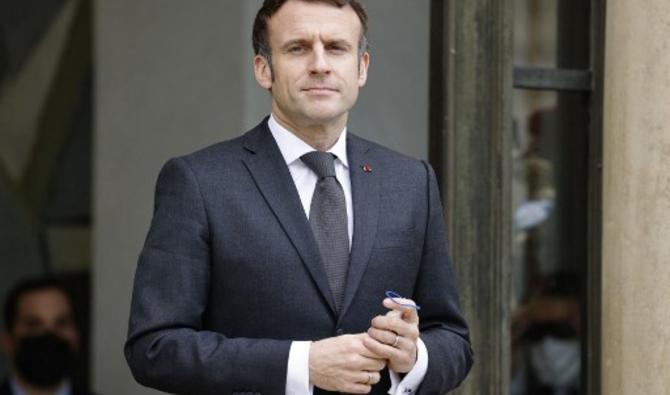 Le président français Emmanuel Macron se tient devant le palais de l'Elysée à Paris, le 14 février 2022. (Photo, AFP)