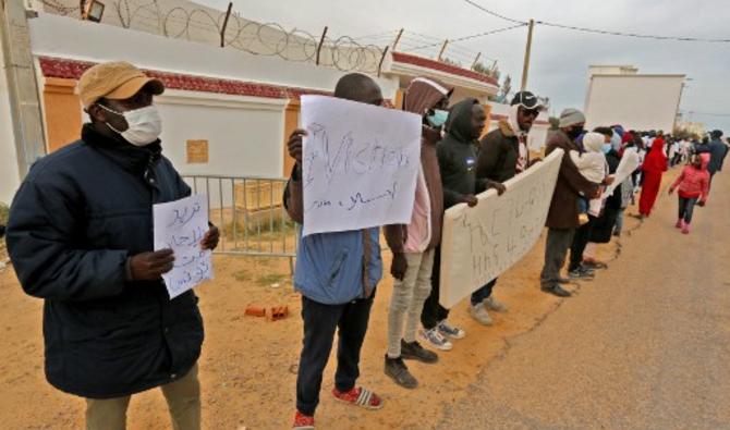 Des dizaines de réfugiés soudanais et d'Afrique subsaharienne ont protesté lundi dans le sud de la Tunisie contre leur «marginalisation» et réclamé leur évacuation vers d'autres pays. (Photo, AFP)