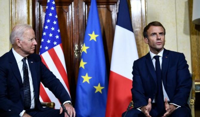 Le président français Emmanuel Macron et le président américain Joe Biden se rencontrent à l'ambassade de France au Vatican à Rome, le 29 octobre 2021. (Photo, AFP)