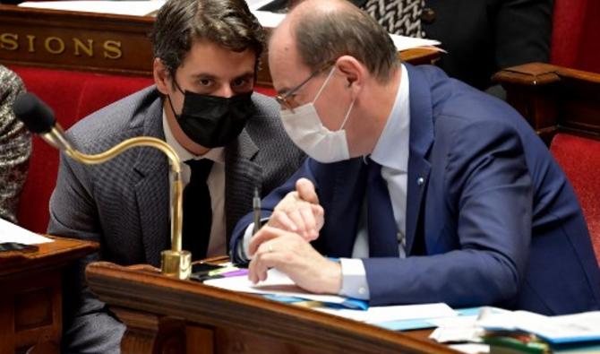 Le Premier ministre français Jean Castex s'entretient avec le secrétaire d'État et porte-parole du gouvernement français Gabriel Attal lors d'une séance de questions au gouvernement à l'Assemblée nationale, à Paris le 7 décembre 2021. (Photo, AFP)