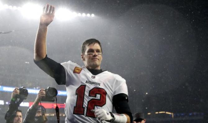 Tom Brady salue la foule alors qu'il quitte le terrain après avoir vaincu les Patriots de la Nouvelle-Angleterre lors du match au Gillette Stadium à Foxborough, Massachusetts, le 3 octobre 2021. (Photo, AFP)