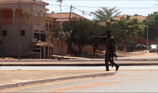 Un soldat patrouille dans le quartier du palais du gouvernement à Bissau, capitale de la Guinée-Bissau, le 1er février 2022. (Photo, AFP)