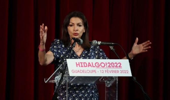 Anne Hidalgo, maire de Paris et candidate du Parti socialiste (PS) à l'élection présidentielle d'avril 2022, lors d'une réunion publique avec des partisans à Basse-Terre, dans l'île française d'outre-mer de la Guadeloupe, le 12 février 2022. (Photo, AFP)