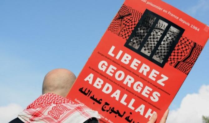 Un homme tient une pancarte indiquant 'Libérez Georges Abdallah' le 17 avril 2015, lors d'une manifestation dans le centre-ville de Toulouse. (Photo, AFP)