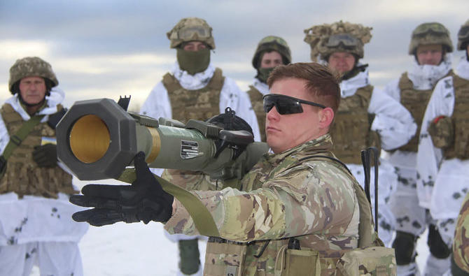 Un instructeur américain forme des soldats ukrainiens à l'utilisation de missiles M141 Bunker Defeat Munition (SMAW-D) sur le terrain d'entraînement militaire de Yavoriv en Ukraine. (Fichier/AP)