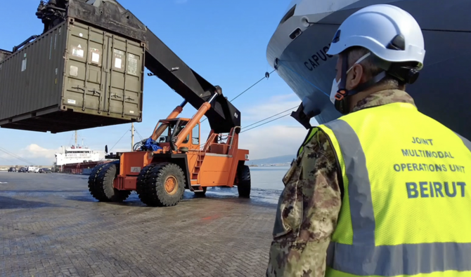 Le premier lot de véhicules offerts par l’Italie aux Forces armées libanaises, ainsi que 500 000 doses de vaccins anti-Covid destinées à la population locale, sont arrivés au port de Beyrouth. (Ministère italien de la Défense) 