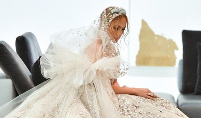 Jennifer Lopez vetue d une robe Zouhair Mourad pour son mariage dans le film Marry Me Arab News FR