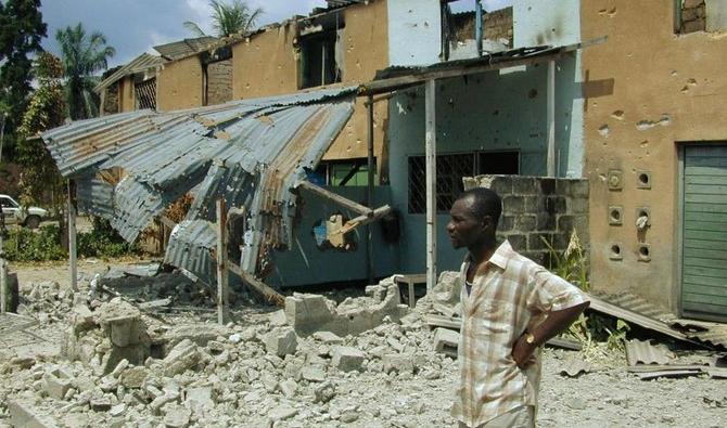 Un Congolais regarde la destruction du quartier Tshopo de Kisangani, où les armées rwandaises et ougandaises se sont battues pendant une semaine avant que les Rwandais ne réussissent à repousser les soldats ougandais en 2000. (Fichier, AP)