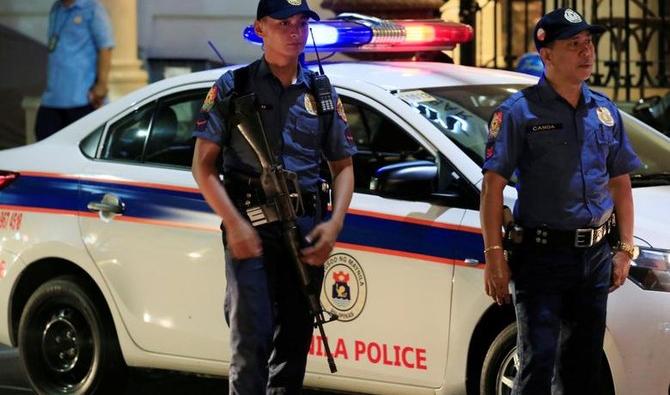 Des membres de la police nationale des Philippines (PNP) en patrouille à Metro Manila, aux Philippines, le 12 mai 2016. (Reuters) 