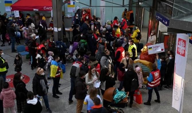 Des volontaires aident des réfugiés ukrainiens dans une salle d'accueil de la gare principale de Munich, dans le sud de l'Allemagne, le 12 mars 2022. (Photo, AFP)