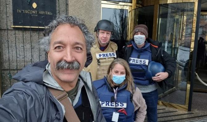 Cette image non datée, avec la permission de Fox News, montre le caméraman Pierre Zakrzewski posant avec des collègues à l'hôtel Kyiv Intercontinental. (Photo, AFP)