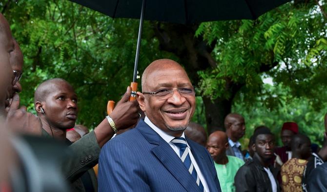 Sur cette photo d'archive prise le 12 août 2018, le Premier ministre Soumeylou Boubeye Maiga se tient devant un bureau de vote à Bamako, après le second tour des élections présidentielles au Mali. (AFP)
