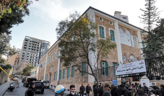 Les gens se rassemblent devant l'école Mufti Hassan Khaled dans la capitale libanaise, qui a été restaurée dans le cadre d'un projet de l'UNESCO visant à réhabiliter 280 bâtiments éducatifs endommagés par l'explosion du port de Beyrouth en 2020, avant une cérémonie marquant l'achèvement du projet, le 28 mars 2022. (Photo, AFP)