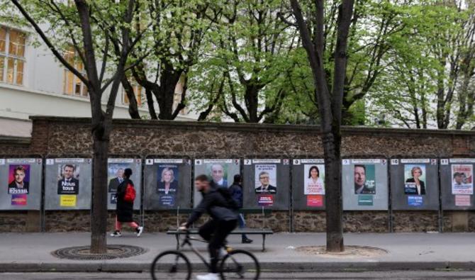 Les affiches de campagne officielles des 12 candidats à la présidence devant une école qui servira de bureau de vote à Paris, le 29 mars 2022. (Photo, AFP)