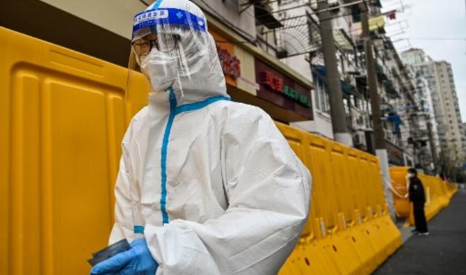 Un travailleur, portant un équipement de protection contre la Covid-19, dans le quartier de Jing'an, à Shanghai, le 30 mars 2022. (Photo, AFP)