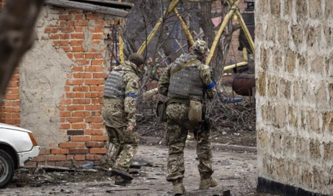 Patrouille de soldats ukrainiens dans le village de Mala Rogan, à l'est de Kharkiv, le 30 mars 2022. (Photo, AFP)