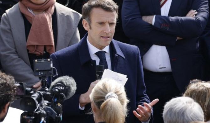 Le président sortant et candidat du parti La République en marche (LREM) à l'élection présidentielle, Emmanuel Macron, lors d'une visite de campagne à Fouras, dans l'ouest de la France, le 31 mars 2022. (Photo, AFP)