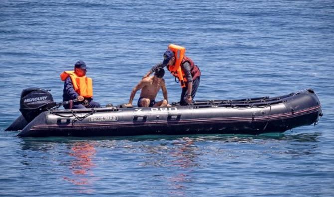 Des officiers de la Marine royale marocaine interceptent des migrants dans l'eau à la frontière entre le Maroc et l'enclave espagnole de Ceuta, le 19 mai 2021. (Photo, AFP)