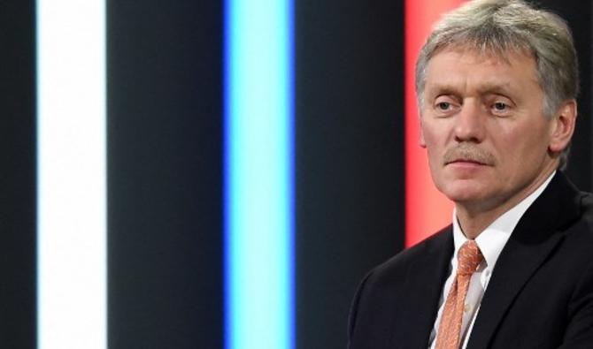 Le porte-parole du Kremlin, Dmitri Peskov, anime la conférence de presse annuelle du président russe Vladimir Poutine dans le hall d'exposition Manezh, dans le centre de Moscou, le 23 décembre 2021. (Photo, AFP)